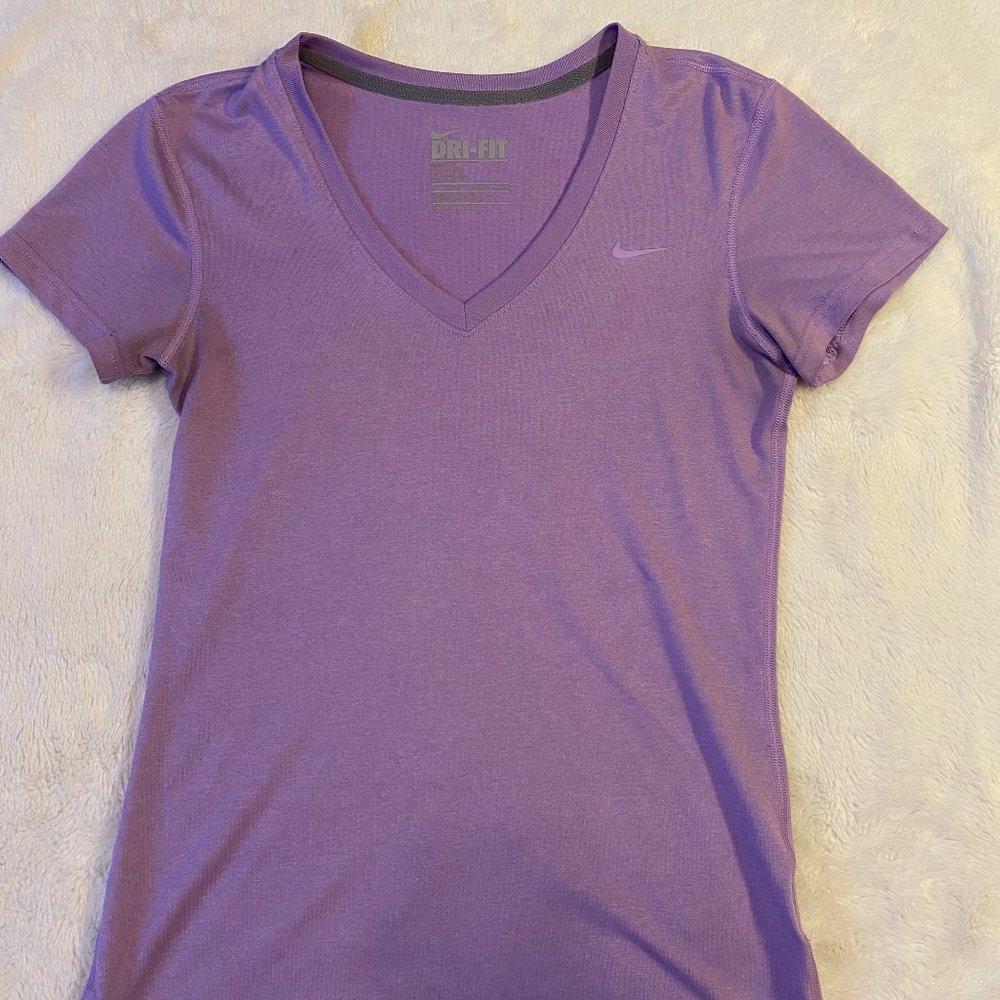 NIKE Dri-FIT Lilac Purple V-neck Shirt. Women's XS